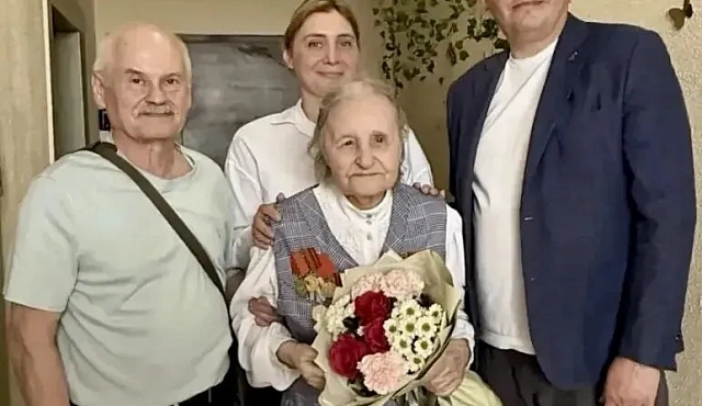 Жительницу Ломоносовского района поздравили со столетним юбилеем