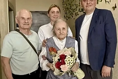 Жительницу Ломоносовского района поздравили со столетним юбилеем