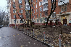 Во дворах Ломоносовского района установили антипарковочные столбики и полусферы