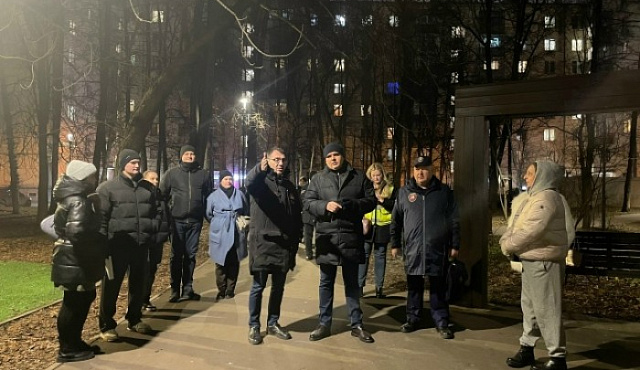 В доме на Ленинском проспекте стену проверят на предмет вероятных протечек