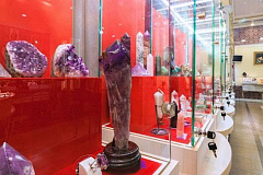 В галерее Ломоносовского района проходит арт-шоу «Тайны самоцветов: чудеса природы + искусство ювелира»