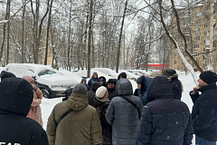 В Ломоносовском районе осмотрели территории домов на Ленинском проспекте