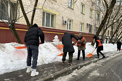 Сотрудники управы Ломоносовского района убрали снег во дворах